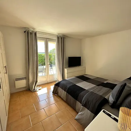 Hébergement de vacances Rez De , Beau Jardin Avec Piscine *